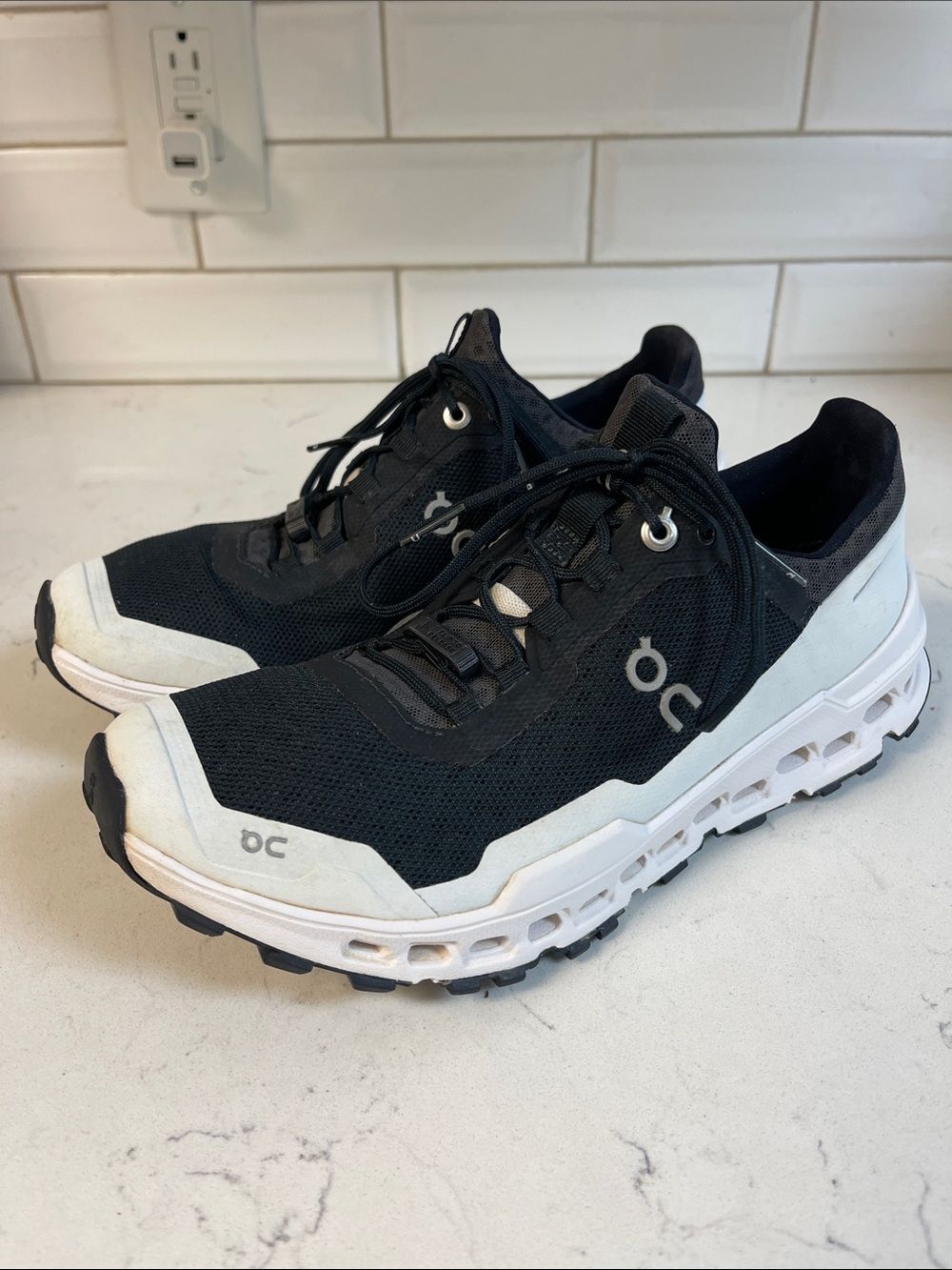 On WOMEN'S CLOUDULTRA Size 7.5 Women’s Black / White